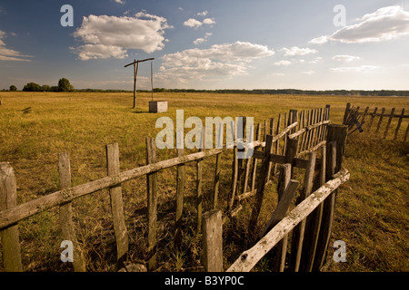 Une porte des brebis et un puits typique dans la Puszta Banque D'Images