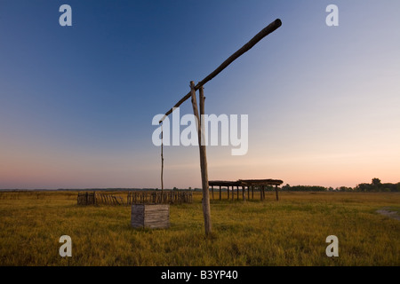 Un puits typique et une porte des brebis dans la Puszta Banque D'Images