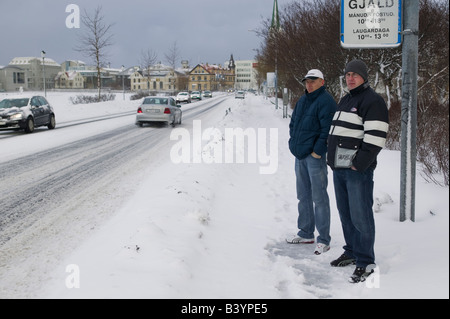 Deux hommes debout au bord de la route, Reykjavik, Islande Banque D'Images