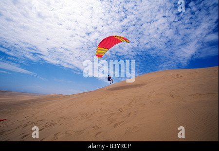 La Namibie, Côte des Squelettes. Parachute sur les dunes du désert du Namib où ils rencontrent les vents côtiers terrestres Banque D'Images