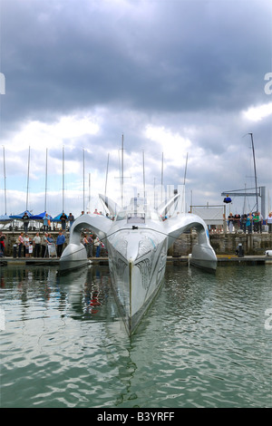 Le magnifique eco Earthrace navire amarré sur le port de Torquay à afficher dans le sud du Devon en Angleterre Banque D'Images