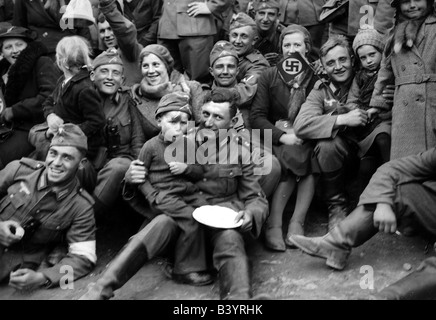 Nazisme / socialisme national, politique, annexion de l'Autriche 1938, l'armée allemande marchant, 12.3.1938, soldats allemands et enfants autrichiens, Allemagne nazie, Third Reich, Anschluss, occupation, Wehrmacht, fraternisation, swastika, drapeau, XXe siècle, historique, peuple, 1930, Banque D'Images