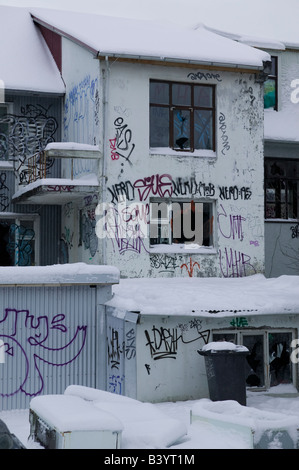 Maison couverte de graffiti dans l'hiver, Reykjavik, Islande Banque D'Images