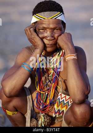 La Namibie, l'Est Bushmanland, Tsumkwe. Une vieille femme !Kung. Les !Kung sont chasseurs-cueilleurs San, souvent appelé Bushmen. Ils ont un aspect différent du reste de l'Afrique noire ayant la peau jaunâtre et d'être désossée, maigre et légèrement musclé. Ils parlent avec quatre consonnes cliquez sur.la !Kung vivent dans l'environnement hostile d'une vaste étendue de sable et de télévision bush pays Namibia-Botswana scrub chevauchant la frontière. Jusqu'à récemment, leur mode de vie était resté inchangé depuis des milliers d'années. Maintenant peu de vivre uniquement de la chasse et de la cueillette. Banque D'Images