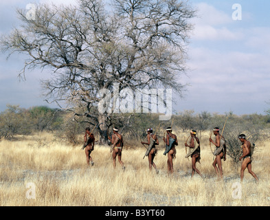 La Namibie, l'Est Bushmanland, Tsumkwe. Une bande de chasseurs-cueilleurs !Kung énoncées à la chasse au petit matin. Les !Kung sont une pa Banque D'Images
