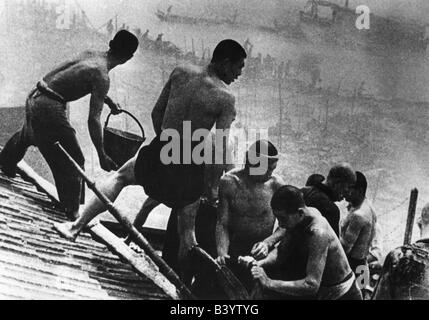 Géographie / voyages, Chine, politique, seconde guerre sino-japonaise 1937 - 1945, lutte contre les incendies à Chongqing, vers 1939, Chungking, hommes, extinction, incendie, toit, seau, gicleur, XXe siècle, historique, historique, homme, homme, homme, homme, peuple, années 1930, Banque D'Images