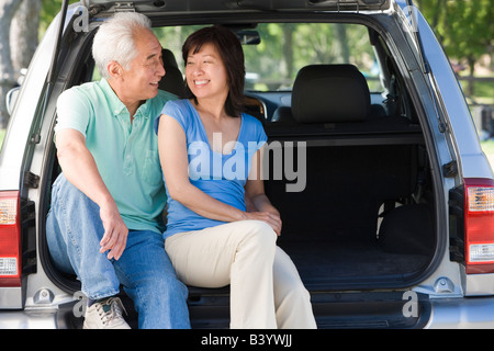 Couple assis dans l'arrière du van smiling Banque D'Images