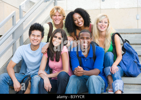 Six personnes assis sur escalier outdoors smiling Banque D'Images