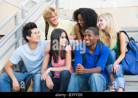 Six personnes assis sur escalier outdoors smiling Banque D'Images