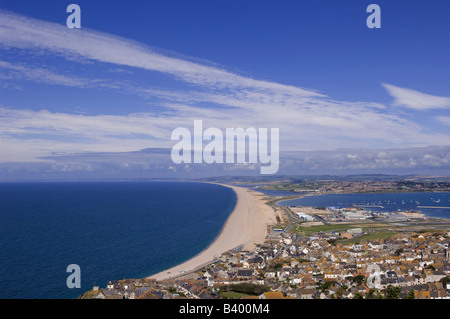 Vue spectaculaire sur la célèbre plage de Chesil (sur la gauche) et Portland Harbour (à droite) dans le Dorset Banque D'Images