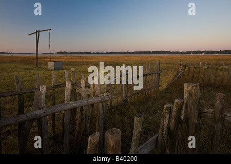 Une porte des brebis et un puits typique dans la Puszta Banque D'Images