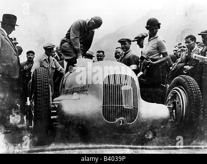 Caraciola, Rudolf, 30.1.1901 - 28.9.1959, pilote allemand de course, entrant dans sa voiture de course, International Klausen Pass Race, Suisse, 5.8.1934, , Banque D'Images