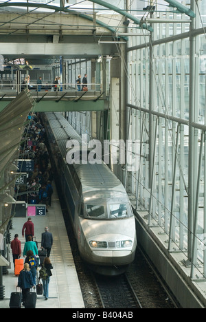 Passagers attendent sur une plate-forme que la gare TGV de Lille Europe attire en gare Lille France Banque D'Images