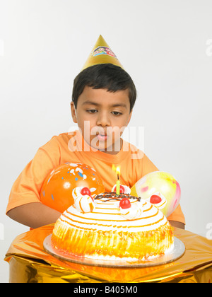 Asian boy celebrating birthday Banque D'Images