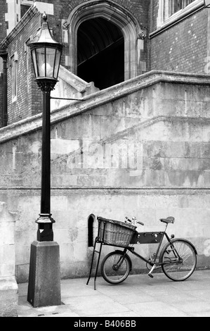 Lampadaire et vieux vélo, London, UK Banque D'Images