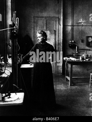 Curie, Marie, (eig. Marya Sklodowska), 7.11.1867 - 4.7.1934, chimiste polonais, pleine longueur, dans son laboratoire, Paris, vers 1900, Banque D'Images