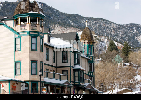 Les bâtiments de l'époque victorienne dans le quartier historique de Manitou Springs Colorado sur un beau matin d'hiver Banque D'Images