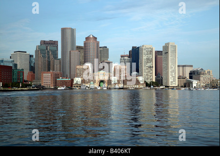 Tôt le matin, vue sur les toits de Boston de Boston's Inner Harbour Banque D'Images