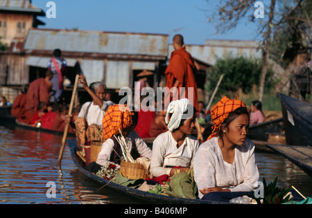 Le marché flottant d'Ywama à l'aube sur le lac Inle au Myanmar. Banque D'Images