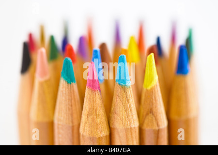 Une variété de crayons de couleur regroupés Banque D'Images