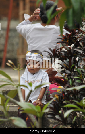 Jeune garçon au temple de la famille festival, au cours de célébrations , galungan ubud , île de Bali , Indonésie Banque D'Images