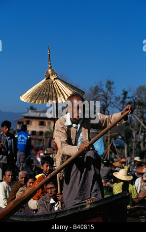 Le marché flottant d'Ywama à l'aube sur le lac Inle au Myanmar. Banque D'Images