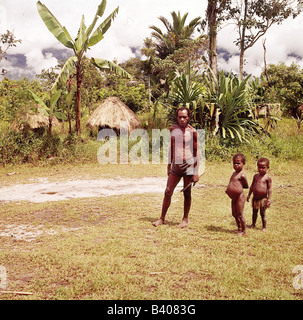 Géographie / voyages, Indonésie, Peuple, Homme et enfants, tribu Yali, village Apahapsili, région Yalimo, haute terre d'Irian Jaya, Banque D'Images