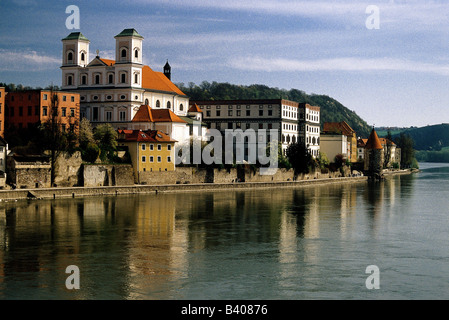 Géographie / voyage, Allemagne, Bavière, Passau, vue sur la ville, paysage urbain regarder sur la ville depuis River Inn, études église 'studienkirche' vue sur la ville, Banque D'Images