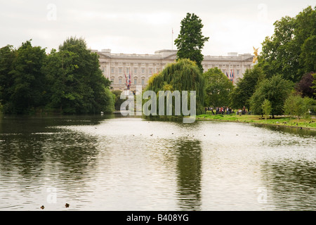 Buckingham Palace vu de l'autre côté du lac dans St James's Park, Londres, Angleterre. Banque D'Images