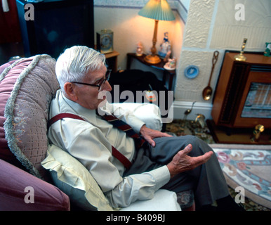 Un homme âgé assis sur une chaise Banque D'Images