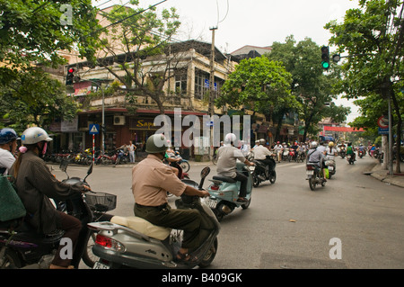 La circulation en moto à Hanoi, Vietnam Banque D'Images