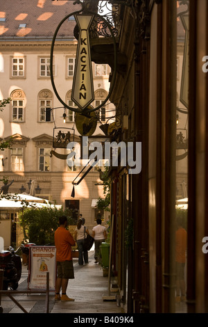 La publicité des entreprises dans une rue de la rue commerçante Vaci utca Budapest Banque D'Images