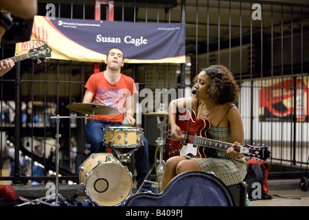 Susan Cagle et groupe sont MUNY interprètes dans le métro et les gares de contribuer à la culture musicale de la ville de New York Banque D'Images