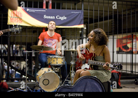 Susan Cagle et groupe sont MUNY interprètes dans le métro et les gares de contribuer à la culture musicale de la ville de New York Banque D'Images