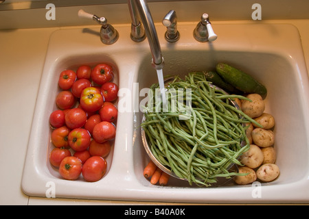 Laver les légumes Banque D'Images