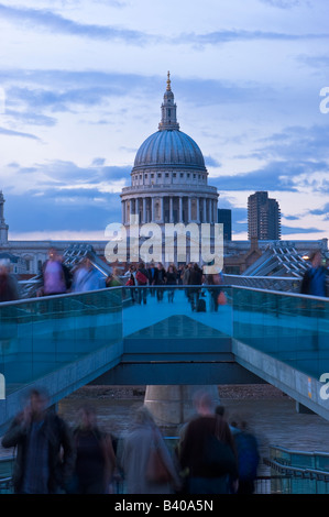 Les gens marchent à travers Millennium Bridge et Cathédrale St Paul s en arrière-plan London United Kingdom Banque D'Images