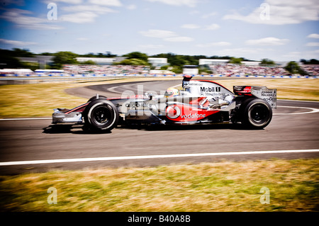 Lewis Hamilton au volant de sa 2008 Vodaphone McClaren Mecedes Benz Mercesdes autour du monde Piste de Brooklands Banque D'Images
