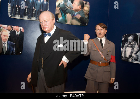 Les modèles de cire de Winston Churchill et d'Adolf Hitler chez Madame Tussauds London England UK Banque D'Images