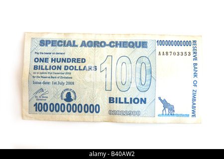 100 milliards de dollars zimbabwéens remarque isolated on a white background studio. Banque D'Images