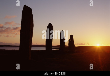 dh ANNEAU DE BRODGAR ORKNEY Midsummer coucher de soleil néolithique pierres debout anneau crépuscule megalith soleil nuit Banque D'Images