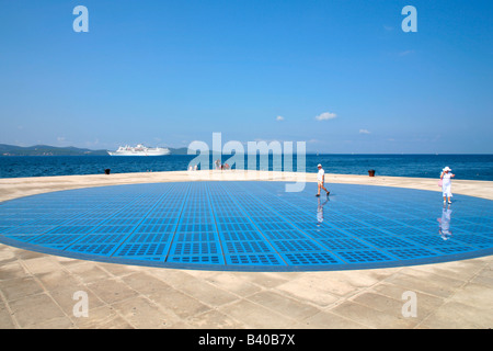 Monument à la cellule solaire sun (cercle) dans la région de Zadar, République de Croatie, l'Europe de l'Est Banque D'Images