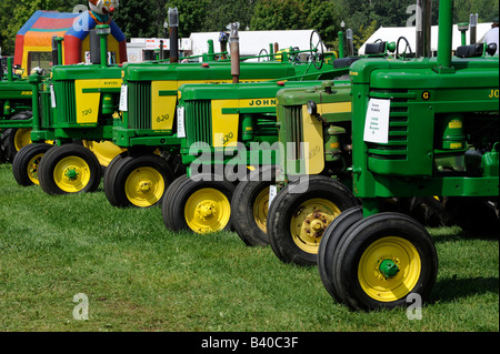 L'ancien patron de John Deer tracteurs de ferme sur l'affichage à l'ferme historique du Michigan de démonstration Banque D'Images