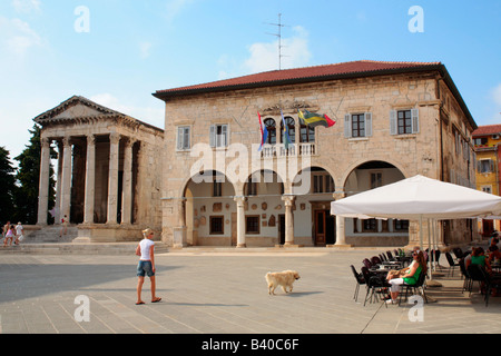 Place principale avec Auguste Temple et de la mairie de Pula, en Istrie, République de Croatie, l'Europe de l'Est Banque D'Images