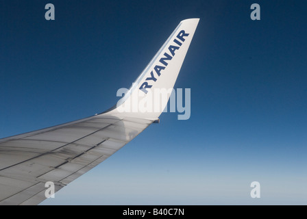 Ryanair Ryan Air logo de l'aile d'un avion Boeing regardant par la fenêtre au-dessus du niveau des nuages ciel bleu HOMER SYKES Banque D'Images