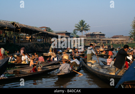 Le marché flottant d'Ywama à l'aube sur le lac Inle au Myanmar. Banque D'Images