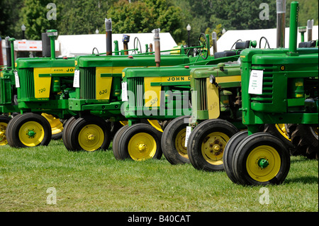 L'ancien patron de John Deer tracteurs de ferme sur l'affichage à l'ferme historique du Michigan de démonstration Banque D'Images