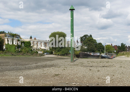 Marée basse Tamise à Chiswick Mall. Île est appelée Chiswick Eyot London W6. Le pôle vert est utilisé comme marqueurs pour les rameurs Banque D'Images