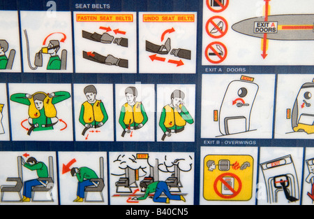 Ryan Air Ryanair Boeing 737 800 consignes de sécurité diagrammes instructions image langue sur le dos d'un siège d'avion 2008 2000s UK. HOMER SYKES Banque D'Images