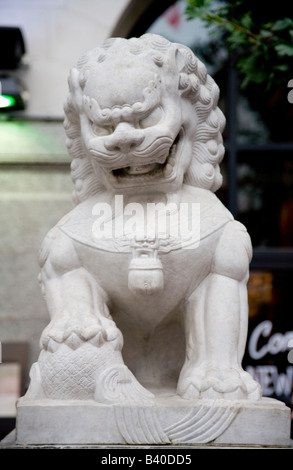 Statue de lion gardien chinois en pierre, également connu sous le nom de Lion Fu, dans Chinatown, Londres, Angleterre. Banque D'Images