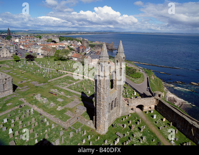dh Cathedral ST ANDREWS FIFE Catherdral ruines cimetière ville château Et North Street Saint andrew scotland Banque D'Images